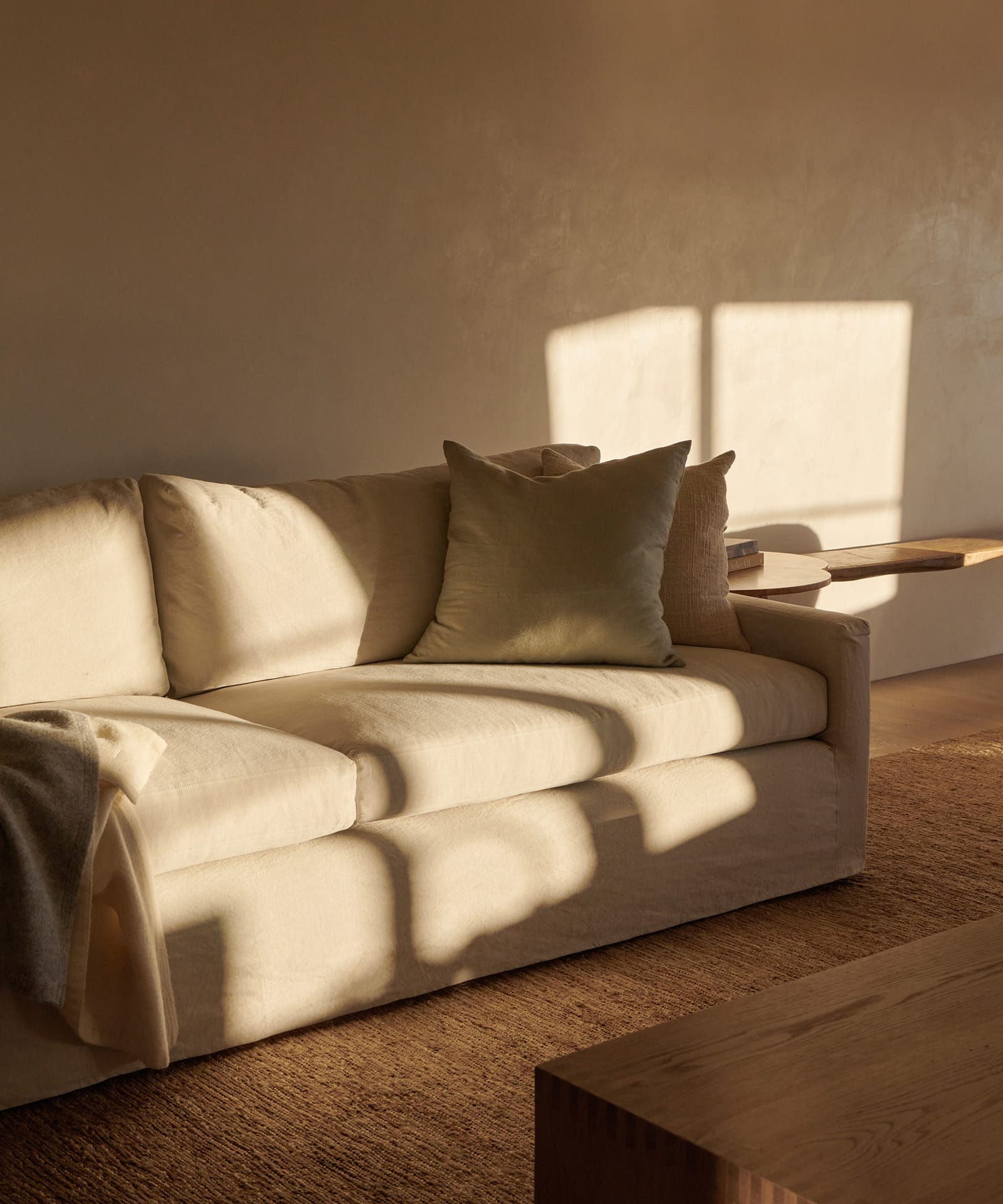 Choosing the Right Size And Style for a Chaise Lounge Chair
